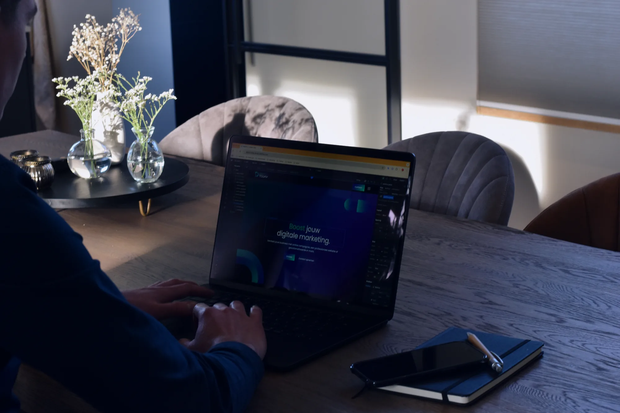 Juul Bongaerts aan het werk op zijn laptop